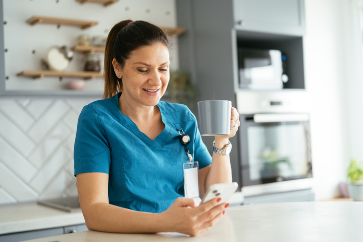 medewerker koffie en telefoon